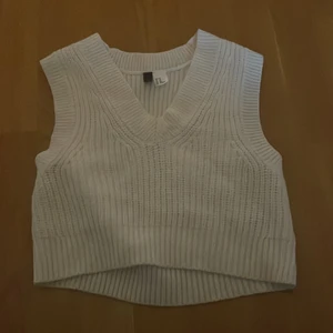 Stickad väst  - En stickad väst som aldrig kommit till användning. Buda pris. Du står för frakt. 