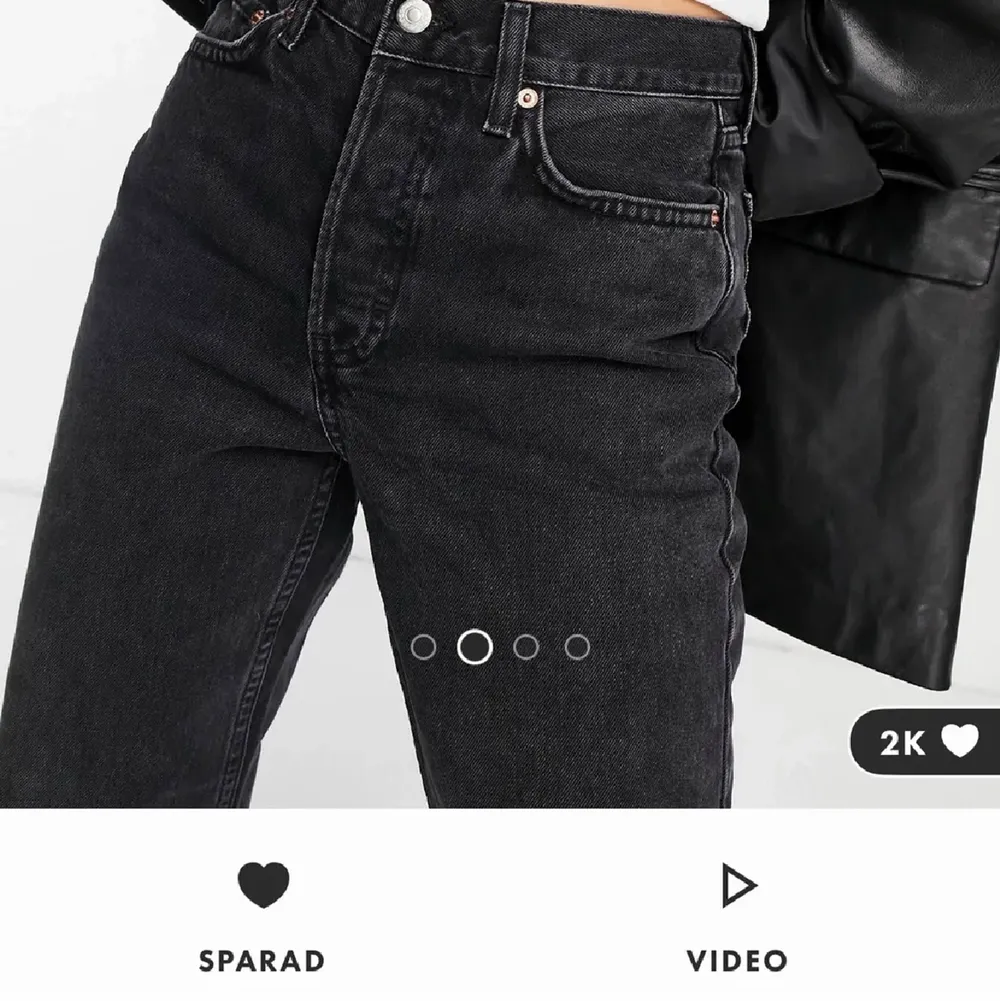 Svarta jeans från TOPSHOP, köpte på ASOS. Storlek W28L32, Bra kvalite. Kostar 509kr nya, säljer för 100kr. Fin passform. (Köparen står för frakt)💘. Jeans & Byxor.