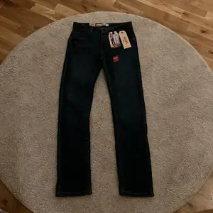 Säljer dessa helt oanvända levis jeans. Alla lappar är kvar. Modellen är 511 slim 16A. 176 cm långa från midja till ankel.  