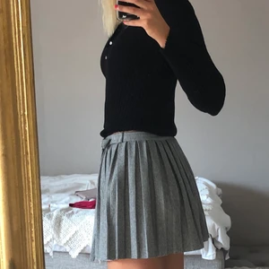 Rutig kjol - Svart och vit rutig veckad kostymaktig kjol med metallspännen från Zara. Står ingen storlek på men skulle säga att den passar strl 32, 34 och 36. Skriv privat om intresserad❤️