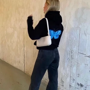 The cool elephant hoodie - Hoodie ifrån the cool elephpant med fjäriltryck på. oskäker om jag vill sälja men kom med bud💓Topp skick då den inte är använd så mycke💓hör av dig vid frågor, köparen står för frakten