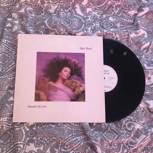 Hounds of love vinylskiva - ORIGINALET från 1985🤩  Hounds Of Love albumet av Kate Bush. En repa på omslaget finns. Osäker på om den går att spela