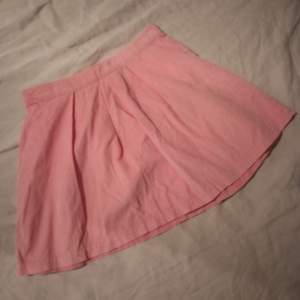 Rosa kjol i manchester, storlek xs. Fint skick, använd endast ett fåtal gånger. Säljs för att den blivit för liten för mig. Kontakta innan direkt köp!  Finns även som röd i storlek S!