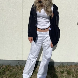 Vita linne/kostym  - Säljer dessa vita kostym/linne byxorna, då dom tyvärr inte kommer till användning, dom är köpt från plick för 250kr, är i storlek 34/36, och är väldigt bra skick🥰