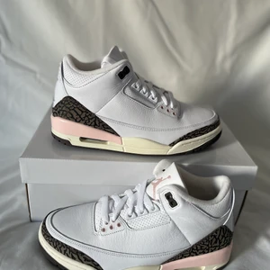 AIR JORDAN 3 RETRO WHITE/DARK MOCHA - AIR JORDAN 3 RETRO  WHITE/DARK MOCHA-ATMOSPHERE   Condition: Brand New  Available sizes:  40 Price:2500  DM ME FOR MORE INFORMATION 📲👟 them.sneaks on Instagram 