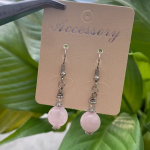 Rosenkvarts örhängen 🌸💓💕 - handgjorda örhängen med rosenkvarts pärla 🌸💕💓