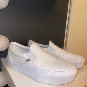 Vita vans skor, använd endast 1 gång. Platåhöjd 4cm. Kostar 749kr ny