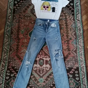 H&M high-waisted ripped jeans  - Beautiful pants that I have never been able to wear unfortunately.  If you live in Lund or Malmö I can possibly deliver them personally 
