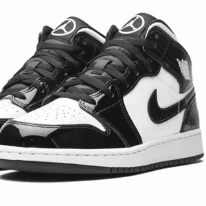 Jordan 1 mid Carbon lite - Hjälper min pojkvän att sälja hans skor!! Priset är diskuterbart. Köptes nya för 4499 kr. Hör av er till mig för egna bilder😊 