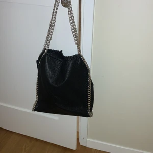 Tiamo väska  - Säljer min fina tiamo väska i fint skick💗 tyvärr har den en liten slitning (bild 3) som man absolut kan göra något åt om man orkar. Endast seriösa bud.