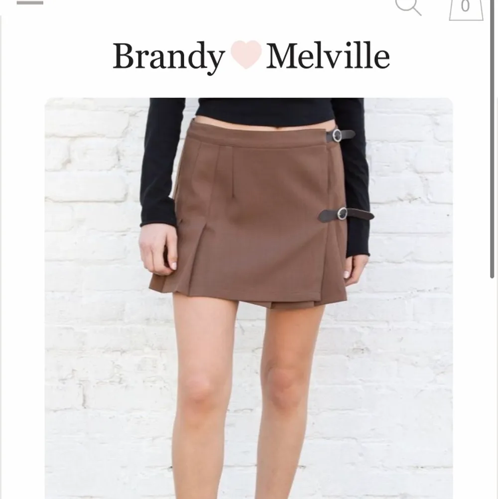 En brun low waisted kjol från Brandy Melville! 🤎 Såå himla fin nu till hösten, har tyvärr tröttnat på den bara… Väldigt fint skick då jag använt den kanske 2-3 gånger. 💓 Tror originalpriset ligger på 308kr.. Kjolar.