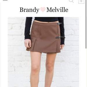 En brun low waisted kjol från Brandy Melville! 🤎 Såå himla fin nu till hösten, har tyvärr tröttnat på den bara… Väldigt fint skick då jag använt den kanske 2-3 gånger. 💓 Tror originalpriset ligger på 308kr.