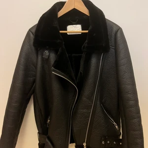 Skinnjacka med päls - Svart skinnjacka med päls från Zara, använts som vinter/höstjacka. Strl S.  (Är 153cm lång)