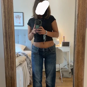 Lågmidjade jeans  - Säljer dessa snygga lågmidjade jeans som är köpta second hand! Hör av dig om du vill ha fler bilder! 💘  !! bud på 150kr !!