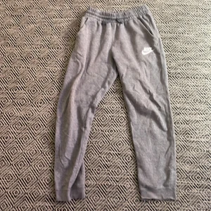 Nike  - Nike xl barn passar mif som har 32 i midja. Mötas i Malmö. Frakt kostar 29kr