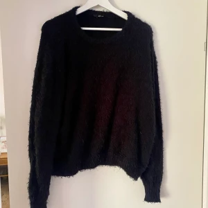 Tröja - Supermysig svart "hårig" tröja.