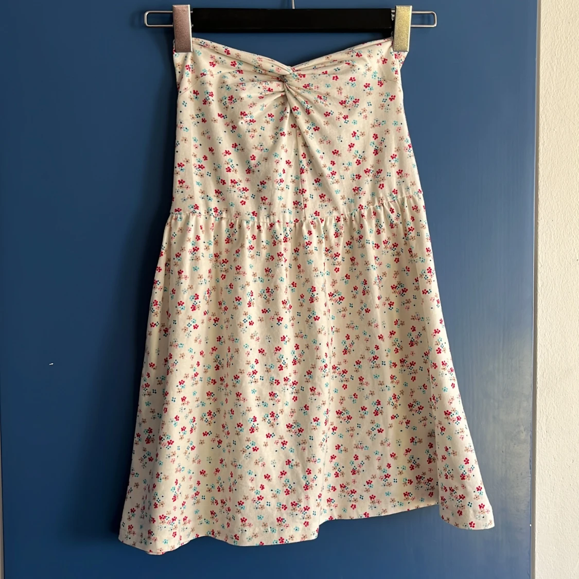 Blommig strapless klänning