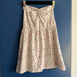 Blommig strapless klänning - Supersöt klänning från HM i djerf avenue anda! 