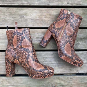 Klackskor  - Klackskor i fint skick, använda fåtal ggr, väldigt fint skick. Fuskläder 