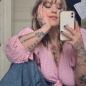 Blus skjorta  - Rosa/vit rutig blus/skjorta som knyts fram. Den har stor puffärm/ballongärm. Sval och skön! Använd fåtal ggr, väldigt fint skick!