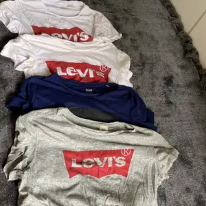 4 st Levis tröjor dem två första vita är i stl xxs och den mörkblå är i stl s och den gråa är i stl M man kan köpa alla fyra eller en