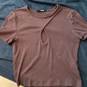 Brun topp - Säljer en superfin brun topp från bikbok. Använd några ggr. 
