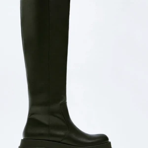 Boots - Helt nya boots med prislapp kvar. Aldrig använda endast testade, säljer då de inye var min stil. Storlek 38 men passar 39 med då de är lite stora för å vara 38:or. 🌟🌟