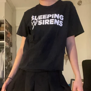 Sleeping with sirens tshirt - S/S merch! Köpte secondhand hör på plick, den har några små fläckar som ej går bort men inte tydliga. Skriv för bilder/frågor 💕