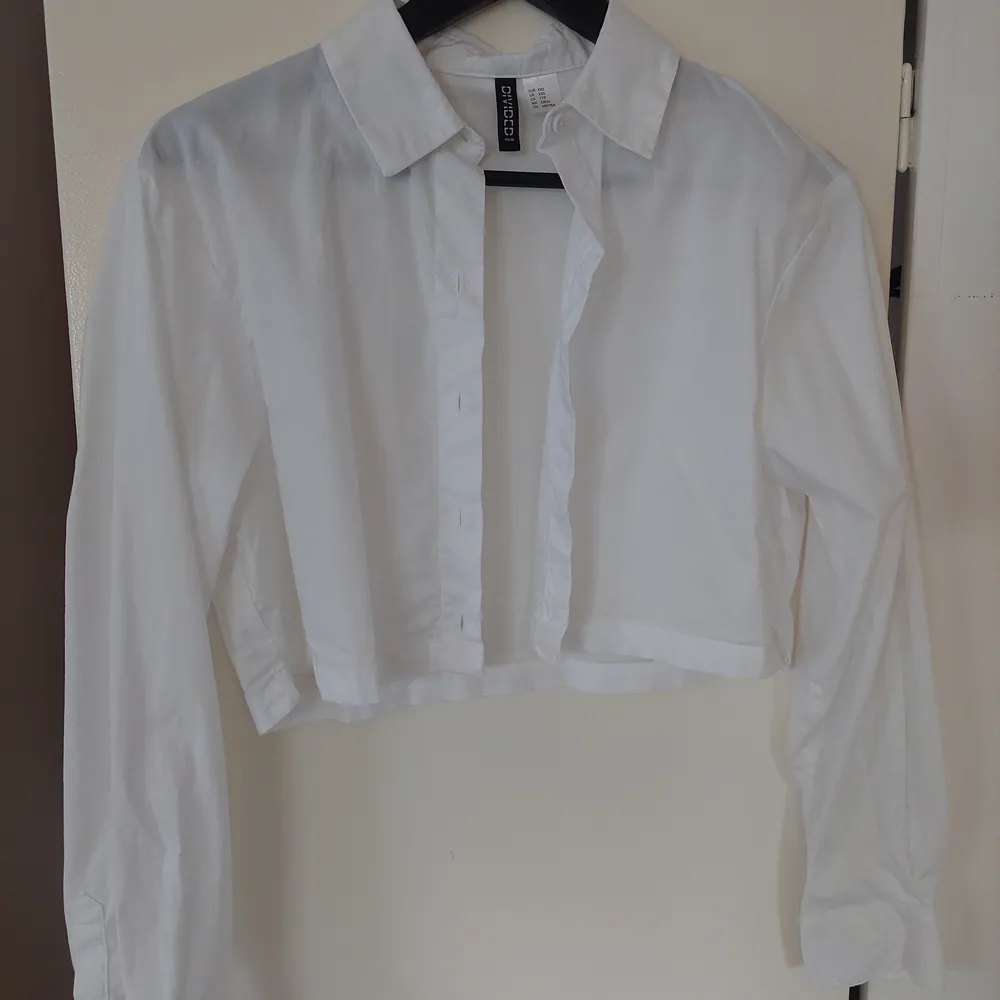 Croppad skjorta från H&M. Storlek XXS men passar XS. Säljer för har inte använt. . Skjortor.