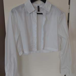 Croppad skjorta från H&M. Storlek XXS men passar XS. Säljer för har inte använt. 