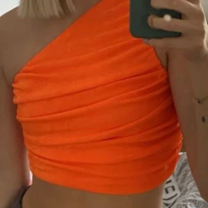 One shoulder topp - Superfin, färgstark, orange one shoulder topp som aldrig tyvärr aldrig kommit till användning. Fler bilder ges på förfrågan & köparen står för eventuell frakt vid köp💞
