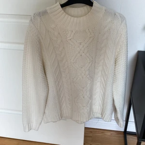 Stickad tröja - Jättemysigt vit stickad tröja perfekt till dem kalla kvällarna. Tröjan är i storlek XS och är oversize.