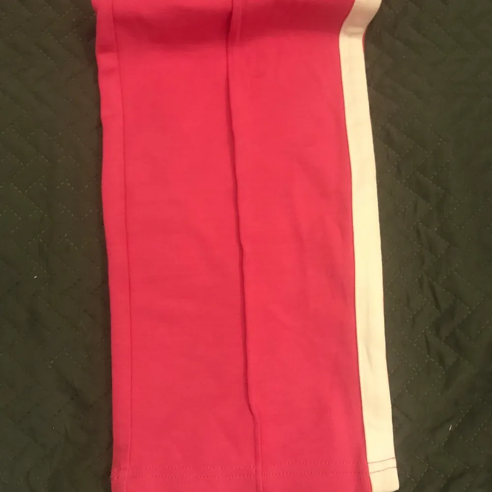 Snygga rosa byxor i fint skick! Materialet är super skönt och de sitter nästan på som kostymbyxor! Säljes då de inte används längre tyvärr! Pris kan diskuteras!❤️ . Jeans & Byxor.