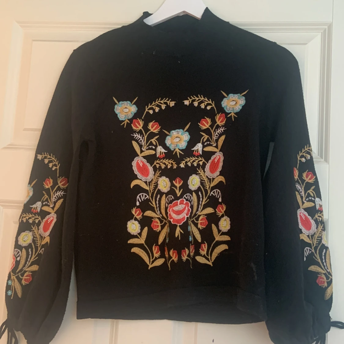 Broderad tröja i mycket bra skick