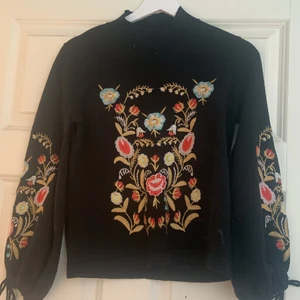 Broderad tröja i mycket bra skick - Broderad tröja i bra passform. Går att ändra armarna på tröjan (see bild). Köpare står för frakt. 