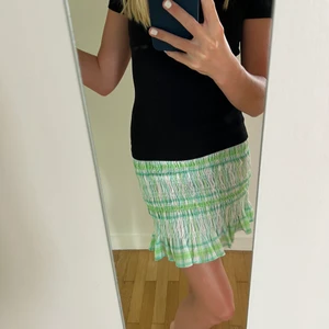 Zara kjol - Kjol från zara som jag köpte förra sommaren som knappt är använd. Är i storlek xs och jag köpte den för 350 så säljer för 190💕