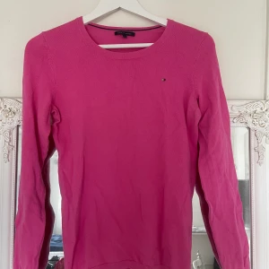 Tommy Hilfiger tröja XS - Säljer denna tröja som endast använts 3 ggr pga för liten storlek, passar perfekt till hösten då den är av bomull och är lite varmare💖 köparen står för frakten! (29 kr)