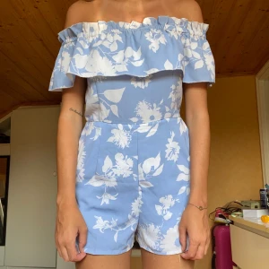 Amisu jumpsuit strlk 38 - Säljer min jumpsuit från amisu i storlek 38 då jag tycker den är lite kort på mig som är 175