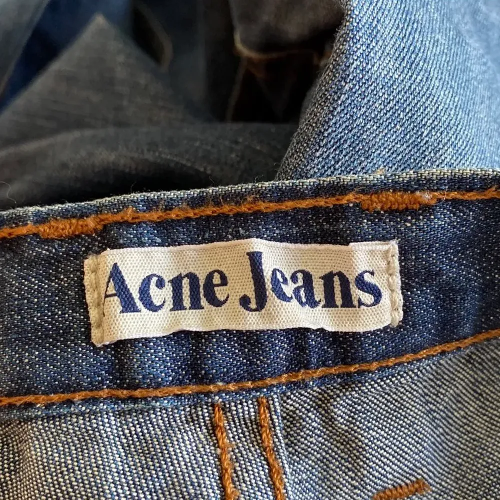 Säljer mina så snygga lågmidjade bootcut acne jeans som tyvärr blivit för små. Jag har storlek 36 eller 38. Det står i att de är storlek 29/32 och skulle säga att de passar xs-s. Midjemått: 80 cm. Innerbenslängd: 83 cm. Nypris 2500 kr, köp direkt 350 kr 💞. Jeans & Byxor.