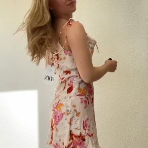 Satinklänning från Zara - Helt ny med prislapp kvar. Lite för stor på mig med xs.