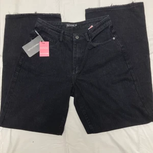 Midwaist spartan vida jeans - Super fina vida jeans från PLT i storlek 36. De är helt oandväda och prislappen sitter fortfarande kvar. Ordinariepris var 349kr men säljer de för 180, priset kan diskuteras. Betalining går via swish och köparen står för frakt.<3 Xklicka ej på köp nuX