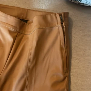 Skinnbyxor  - Bruna skinnbyxor, jag är 162 cm och de sitter i ankellängd ungefär. Tunna, jätte sköna. Dragkedja på sidan 