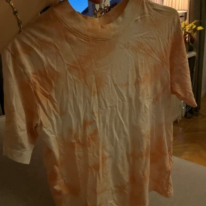 Tshirt - Knappt använd mycket bra skick! Fina färger 