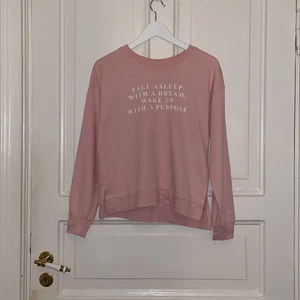Tröja från Bershka - Köpte denna babyrosa tröja från Bershka 2018. Använde den en del efter jag köpte den men efter året har den bara legat i min garderob fram tills nu. Gullig tröja men inte längre min stil 💘💫