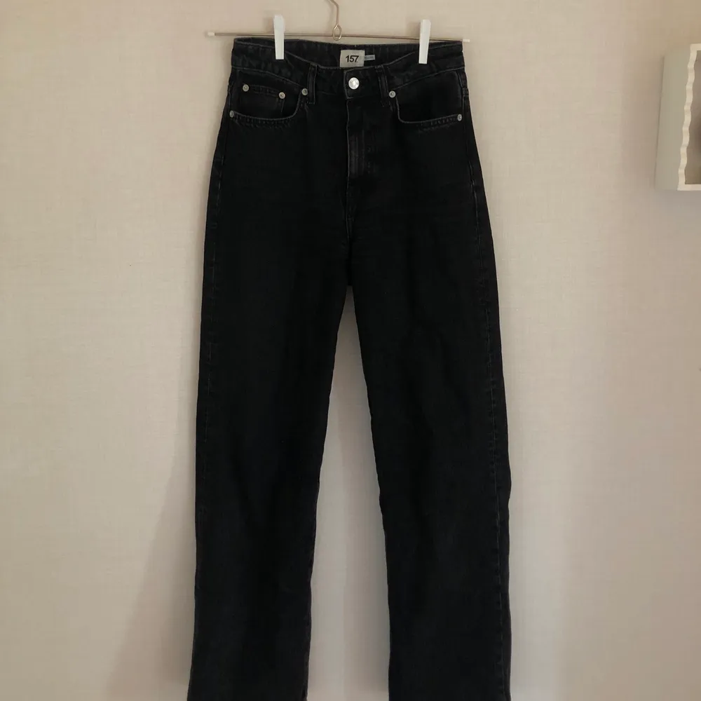 Svarta vida jeans från Lager 157 i storlek S🖤. Jeans & Byxor.