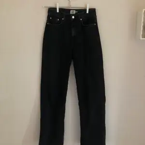 Svarta vida jeans från Lager 157 i storlek S🖤
