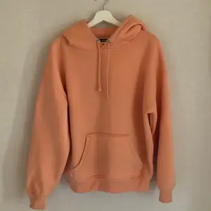 Orange hoodie från bikbok i storlek S🧡