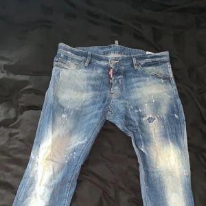 Dsquared 2 jeans strl 50/M-L - Fina dsquared byxor som inte kommer till så mycket användning längre då dom börjar bli lite små. De är ljusblåa med vita färgfläckar och slitagehål som är en snygg del av designen. Storlek 50 i italiensk storlek och passar ungefär L-M. Självklart äkta.