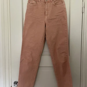 Rosa Jeans  - Ett par ljus rosa jeans som ger en super fin form. Passar perfekt till en söt topp!