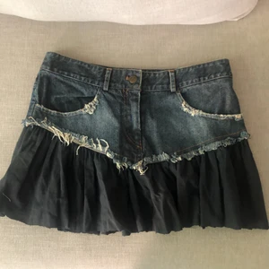 Kjol - Snygg kjol i hälften jeans! Avklippt kant så är inte så jämn men det går att sy om man vill det. Sitter lågmidjad❤️ Midjemått: 79cm Använder ej funktionen frakt 63kr 